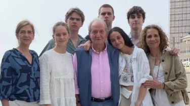 Las infantas Elena y Cristina y sus hijos visitan al Rey Juan Carlos en Abu Dabi