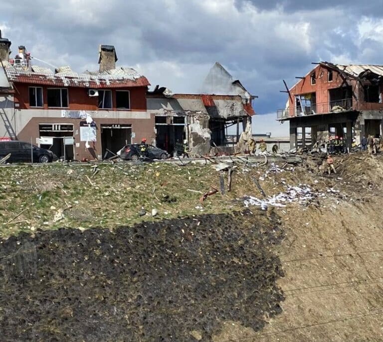 Al menos siete muertos y 11 heridos en el ataque con misiles de Rusia sobre Leópolis, al oeste de Ucrania