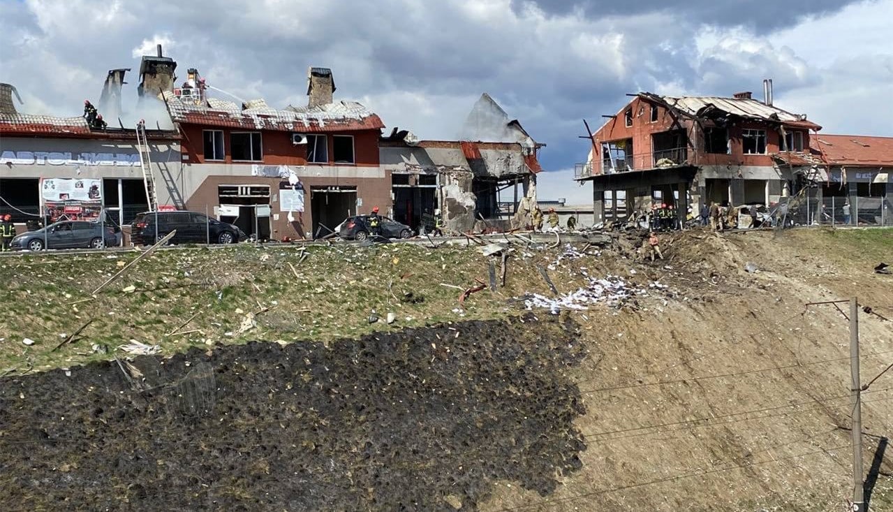 Edificios civiles destruidos tras el bombardeo en Leópolis (Ucrania)