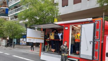 Cuatro heridos, uno de ellos grave, y ocho fincas afectadas por un incendio en el centro de Barcelona