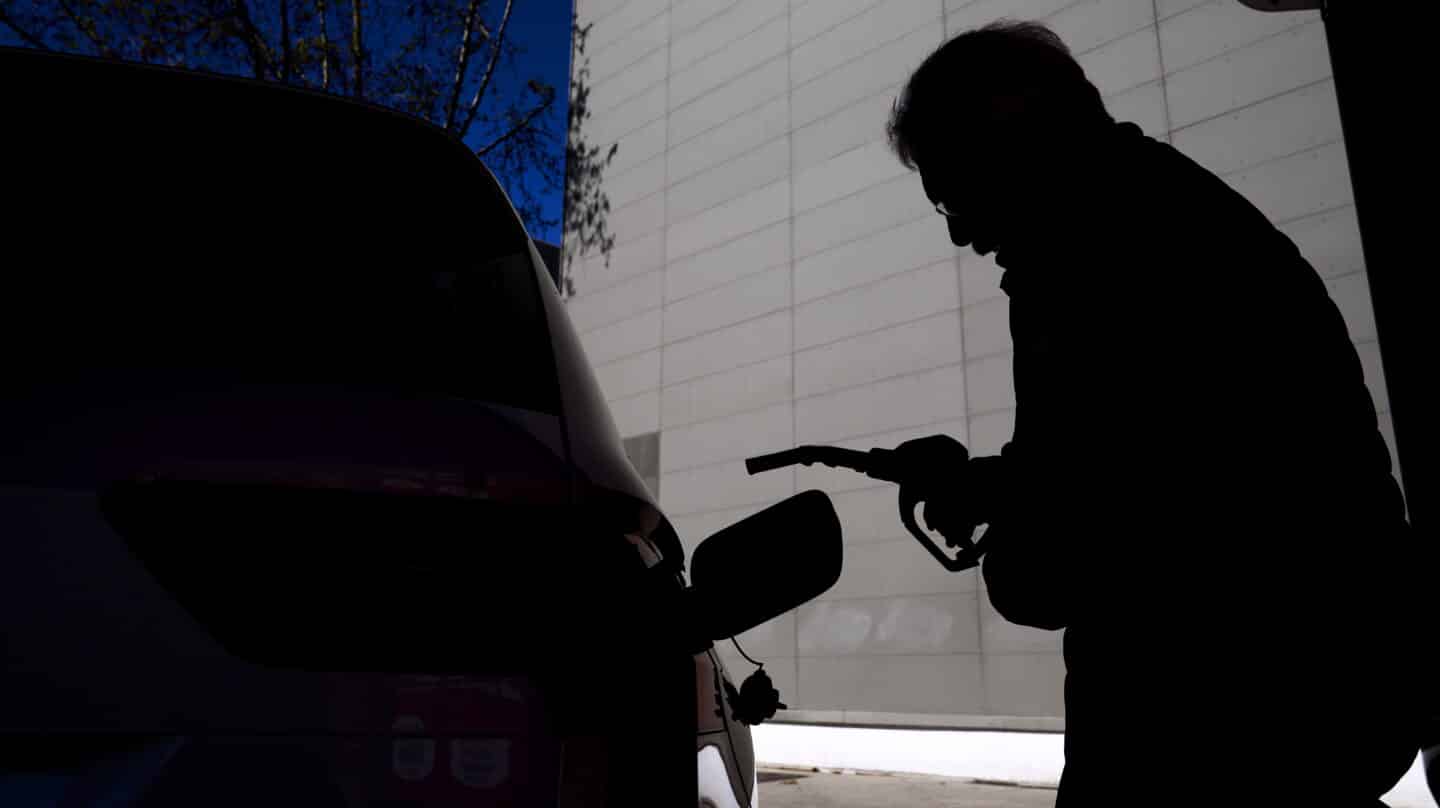 Una persona se dispone a llenar de gasolina su depósito en una estación de servicio de Barcelona