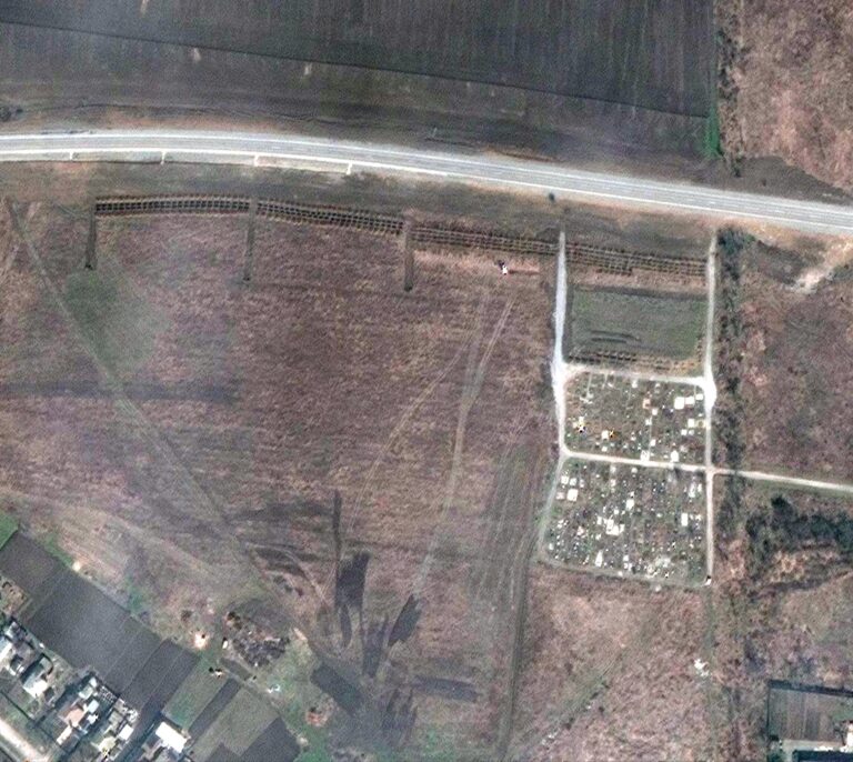 El alcalde de Mariúpol denuncia el hallazgo de una fosa común con "entre 3.000 y 9.000 cadáveres"