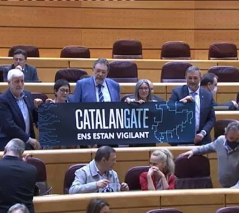 Junts recibe a Sánchez en el Pleno del Senado exhibiendo un cartel en el que se lee "Catalan Gate, nos están vigilando"