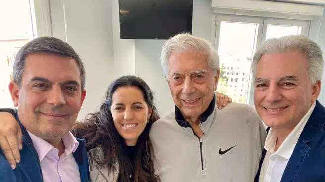 Vargas Llosa sale del hospital tras "vencer" al Covid, anuncia su familia