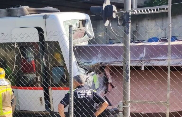Decenas de heridos y un muerto al descarrilar un tren de mercancías y chocar contra otro de pasajeros
