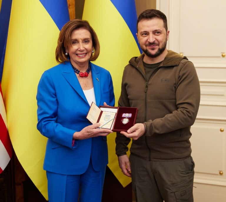 Nancy Pelosi visita a Zelensky por sorpresa: "Estaremos con ustedes hasta el final"