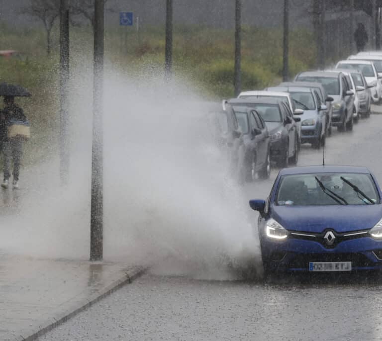 Una tormenta de agua inunda Valencia y obliga a cortar el metro y 6 túneles