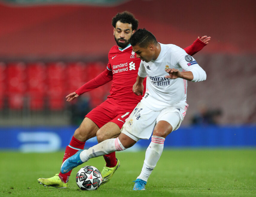 Casemiro (Real Madrid) y Salah (Liverpool) disputan un balón durante las semifinales de Champions de 2021