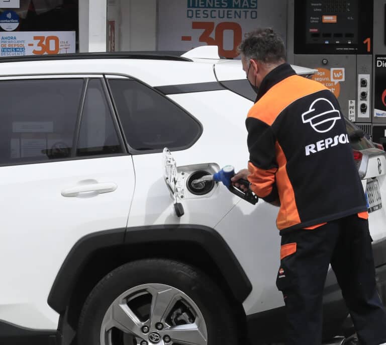 Nuevo récord histórico: la gasolina y el gasóleo se afianzan por encima de los dos euros