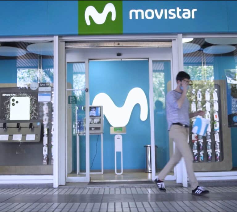 Las 'telecos' se mueven en el mercado: Orange anuncia subida de precios y Movistar ofrece datos ilimitados sin coste adicional