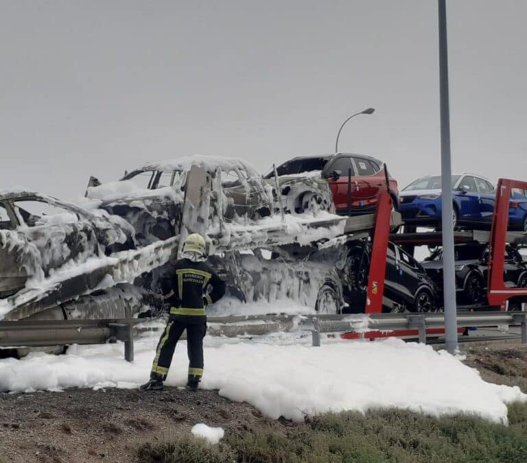 Cinco vehículos arden en un camión portacoches en el peaje de entrada a Tudela