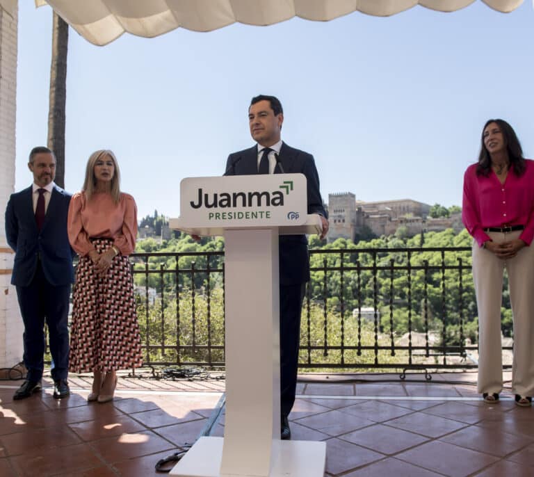 Juanma Moreno, a diez escaños de la mayoría absoluta, dependerá de Vox para seguir en la Junta