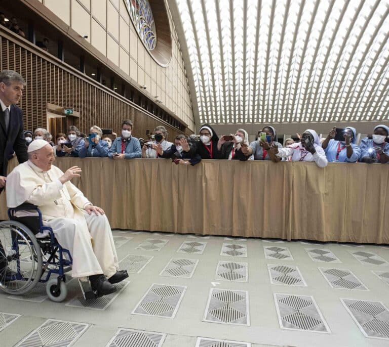 El Papa Francisco llega en silla de ruedas a una audiencia en el Vaticano