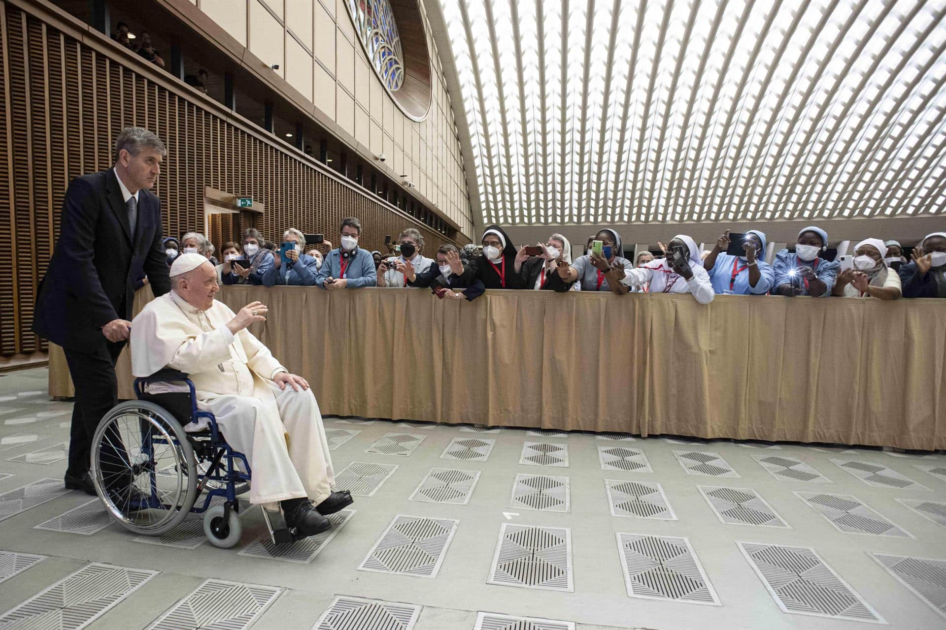 El Papa Francisco en silla de ruedas en una audiencia en el Vaticano