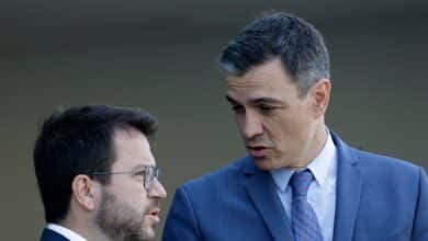 Sánchez cede y se reunirá con Aragonés este julio, pero congela la mesa de diálogo