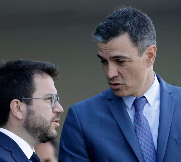 Sánchez cede y se reunirá con Aragonés este julio, pero congela la mesa de diálogo