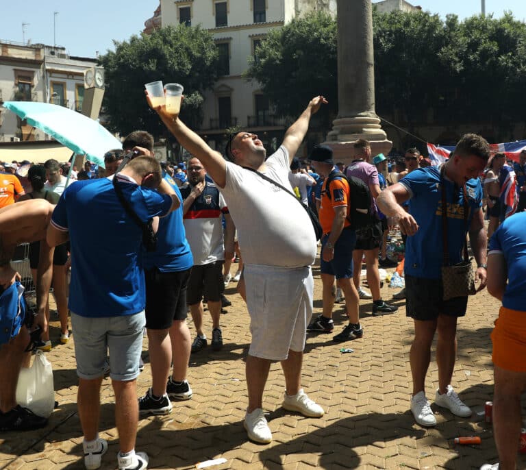 Cerveza y batallas campales entre los alemanes y escoceses que han inundado Sevilla