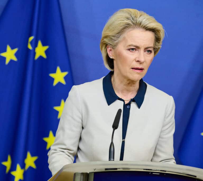 Von der Leyen propone un embargo total al petróleo ruso