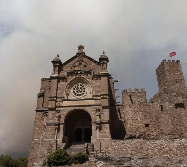 Los 22 monjes de Leyre abandonan el monasterio por el humo del incendio