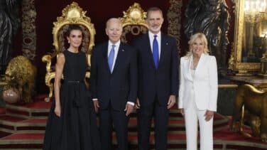 Trece aperitivos, un postre de espuma de coco y Letizia con traje repetido: todo sobre la cena de gala en el Palacio Real