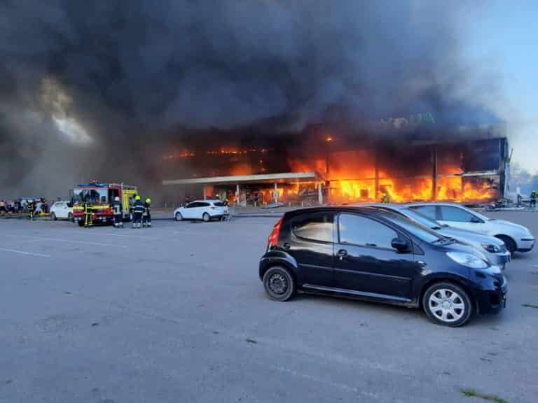 Rusia ataca un centro comercial en Kremenchuk con más de mil personas dentro