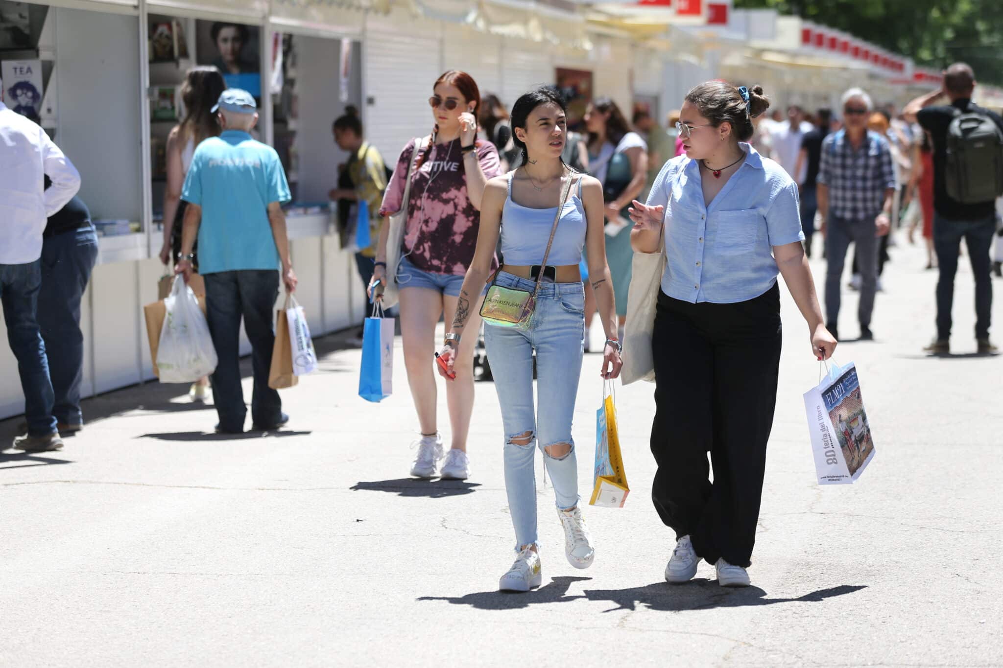 Varias personas pasean por la Feria del Libro 2022, en El Retiro, a 27 de mayo de 2022, en Madrid (España).