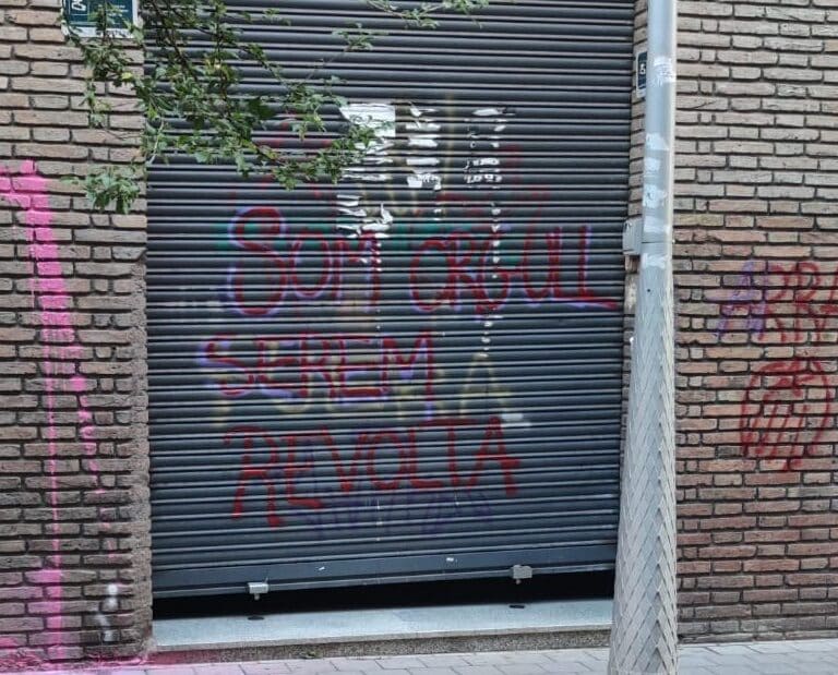 Los jóvenes de la CUP atacan la sede de Vox en Barcelona