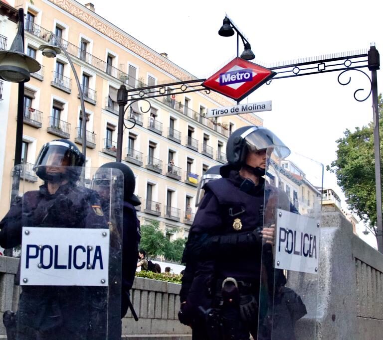 Mucha policía y pocos manifestantes en la marcha anti OTAN de Tirso de Molina