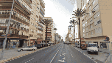 Una plaza para cada 125 residentes: el lío del aparcamiento en la playa de Cádiz