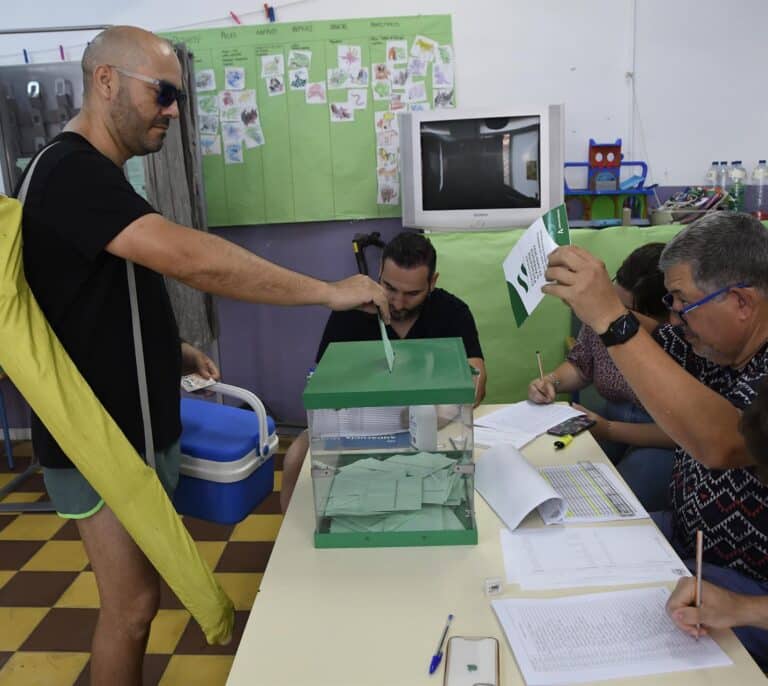 La participación en Andalucía supera el 15,4% en solo dos horas y media de votación