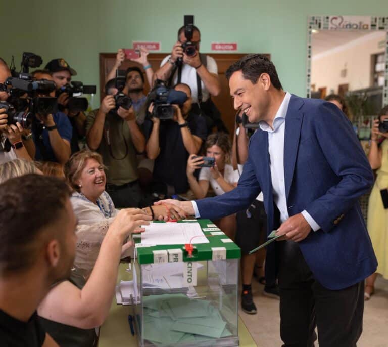 El PP logra una histórica mayoría absoluta y no necesitará a Vox para gobernar en Andalucía