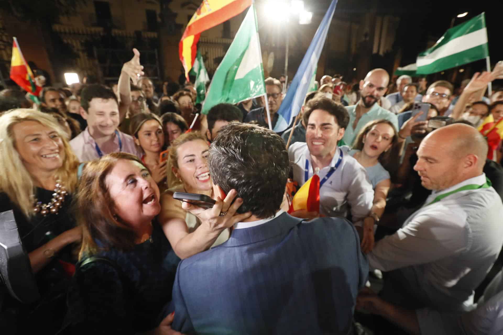 Juanma Moreno celebra su mayoría absoluta en Andalucía tras lograr 58 diputados.