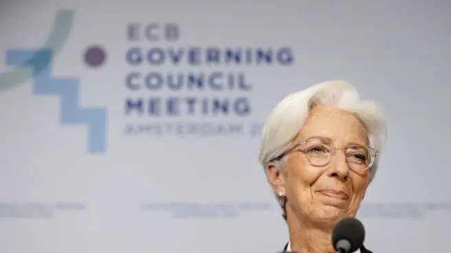 Lagarde considera "prudente" empezar con un incremento de tipos "no demasiado elevado"
