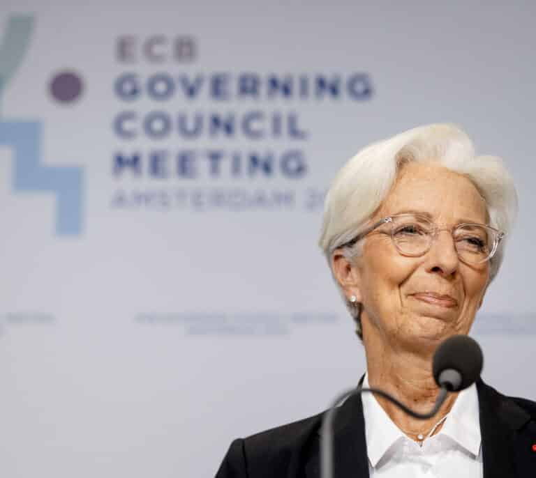 Lagarde considera "prudente" empezar con un incremento de tipos "no demasiado elevado"