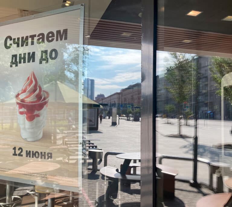 Los restaurantes McDonald's reabren en Rusia con nuevo nombre: 'Delicioso y punto'