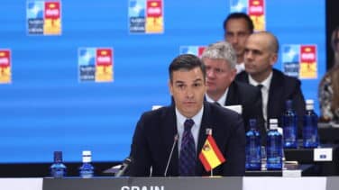 Un fallo de protocolo con la bandera marca el discurso de Sánchez en la cumbre de la OTAN