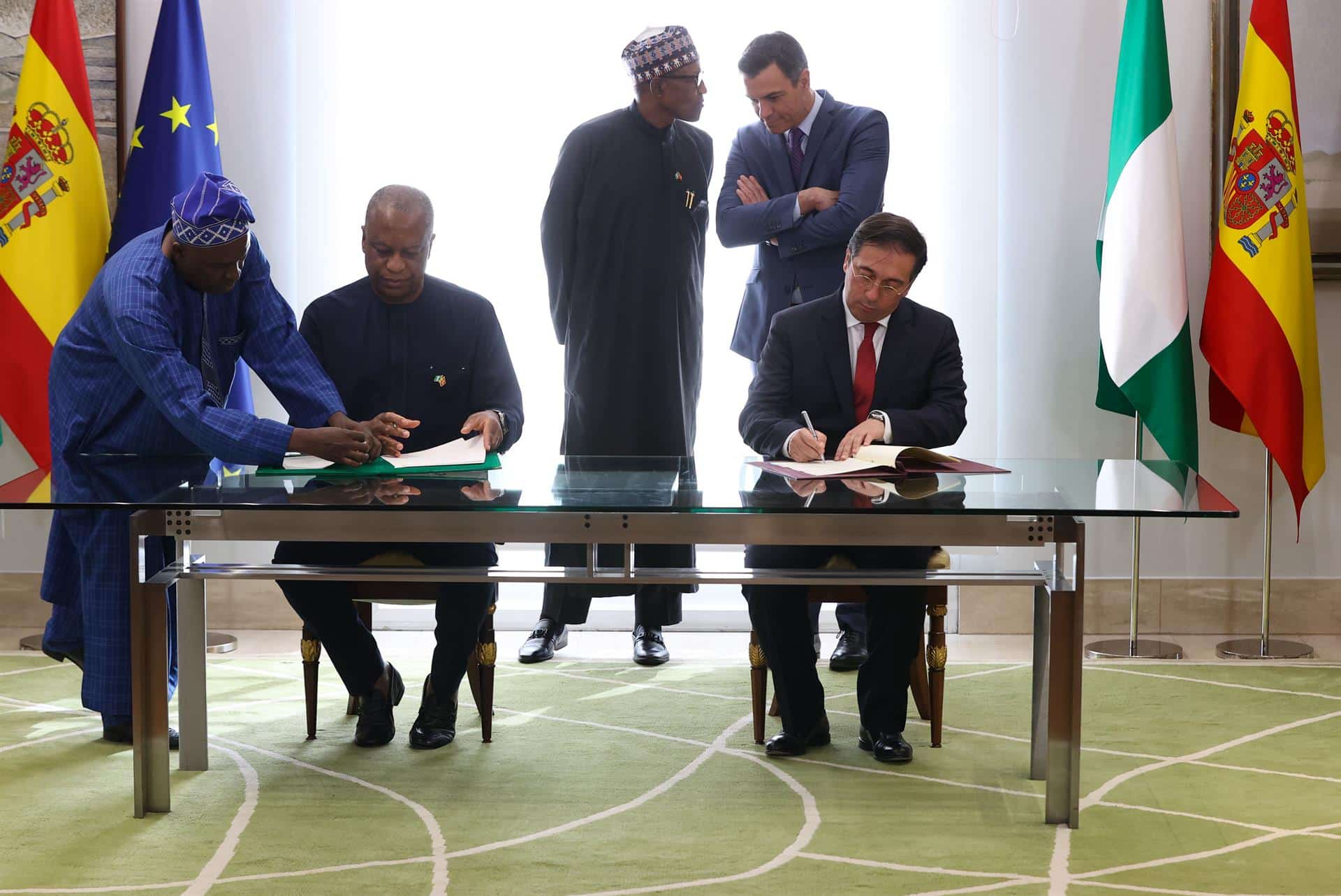 Las delegaciones de España y Nigeria firman una declaración este miércoles tras su reunión en Moncloa.