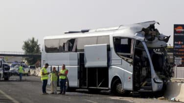 Accidente en la A-92: un muerto y más de 30 heridos tras chocar dos autobuses y un coche