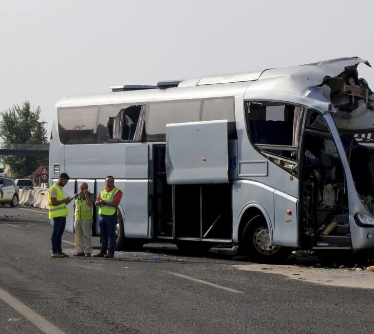 Accidente en la A-92: un muerto y más de 30 heridos tras chocar dos autobuses y un coche