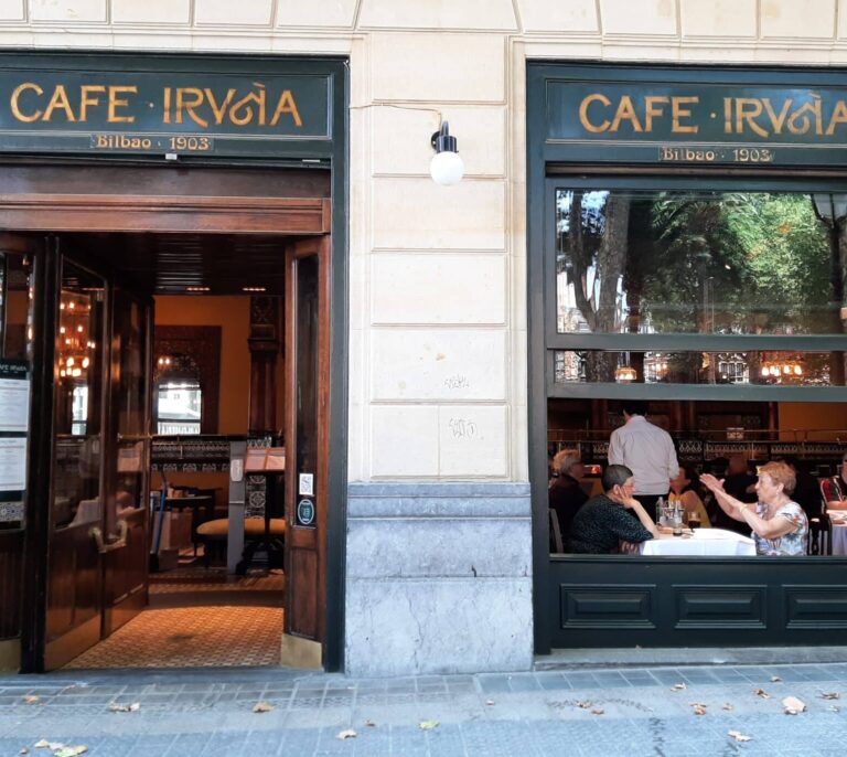 'Café Iruña', la Pamplona mudéjar instalada en Bilbao desde 1903