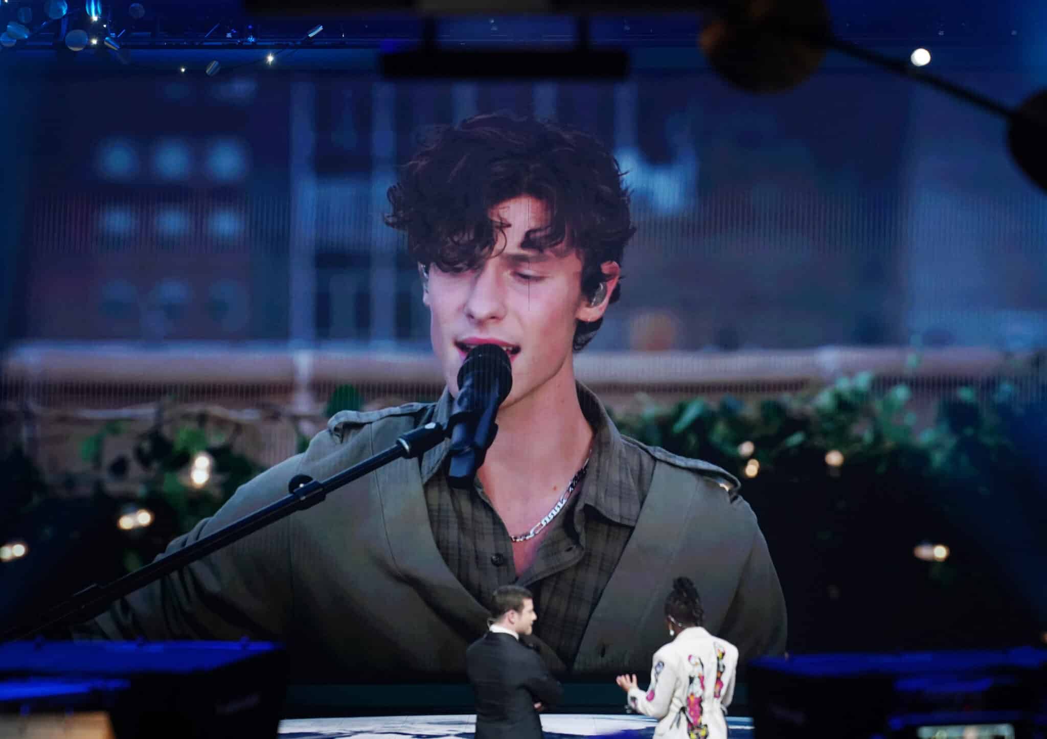 Una actuación pregrabada del cantante canadiense Shawn Mendes se muestra en el escenario