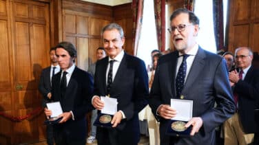 Un lapsus de Revilla marca la foto en Santander de los "exvicepresidentes" Rajoy, Zapatero y Aznar (con González ausente)