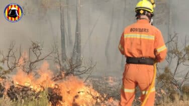 El incendio de Venta del Moro provoca una columna de humo de 300 kilómetros