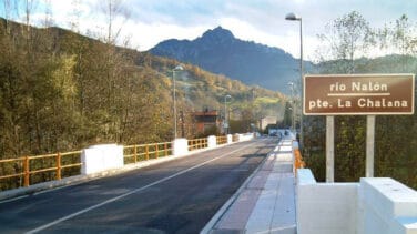 Herido un hombre de 55 años tras caer por un desnivel de 4 metros en el puente La Chalana (Asturias)