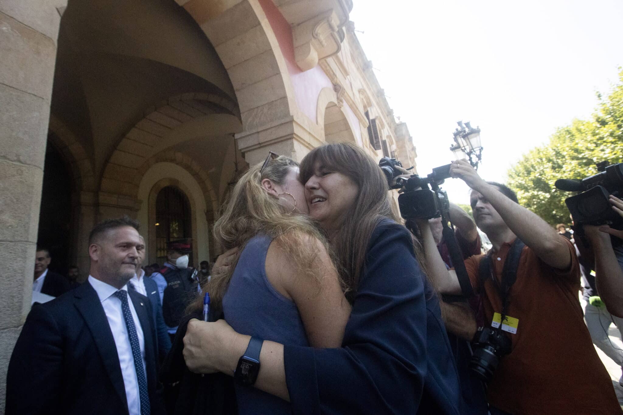 La presidenta del Parlament Laura Borrás se abraza a su hija.