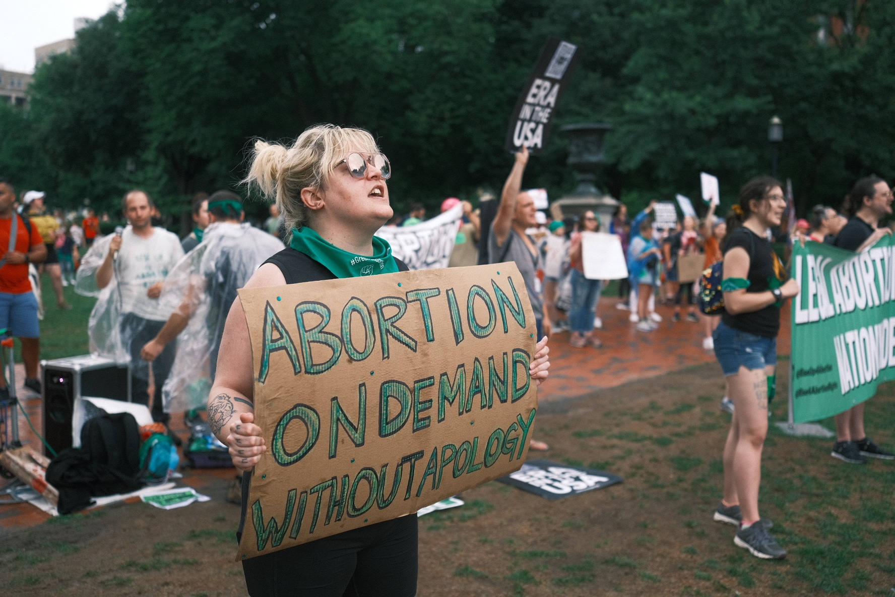 Personas protestan hoy frente a la Casa Blanca para exigir que se proteja el aborto legal, en Washington (EE.UU).