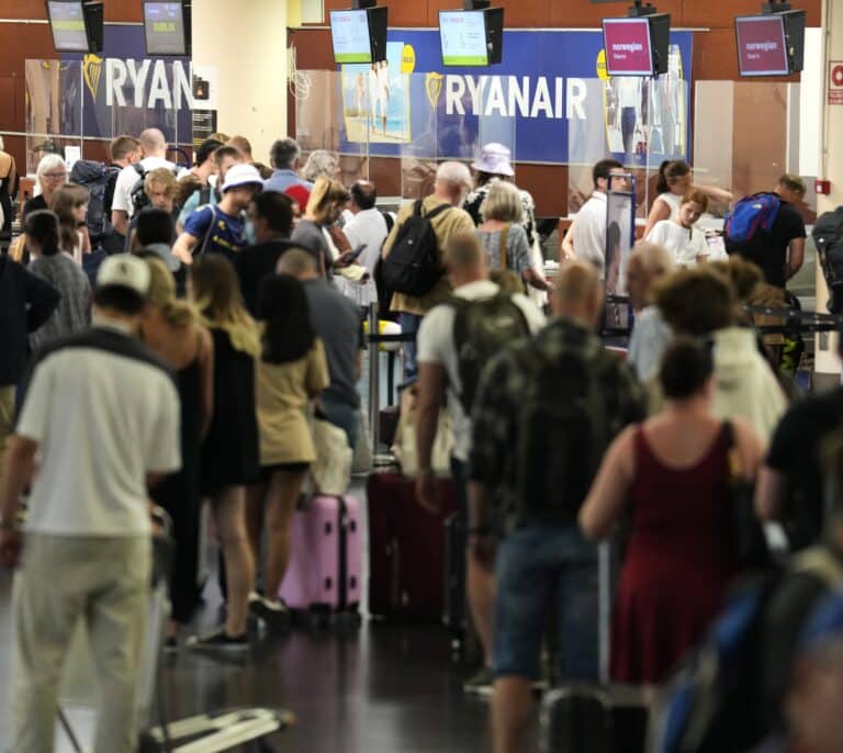 Decenas de retrasos y cancelaciones complican la operación salida en los aeropuertos