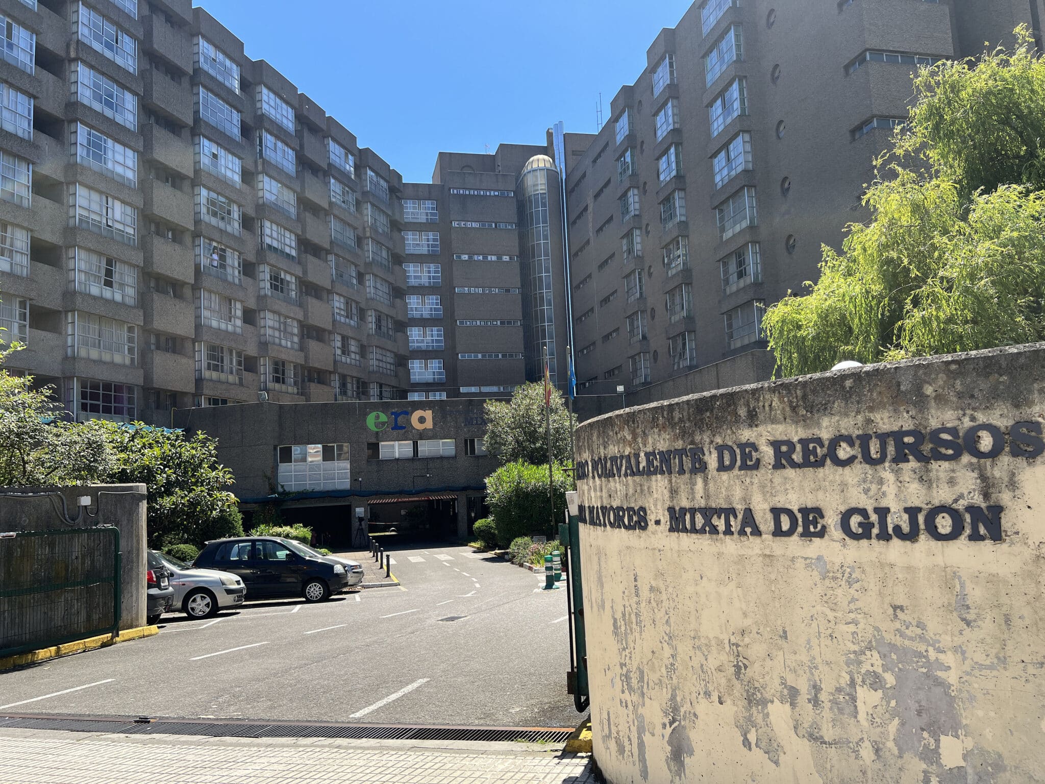 Vista de la Residencia Mixta de Gijón donde un anciano de unos ochenta años ha perdido la vida a causa de un incendio provocado por un cigarro que se estaba fumando, según han confirmado este sábado a Efe