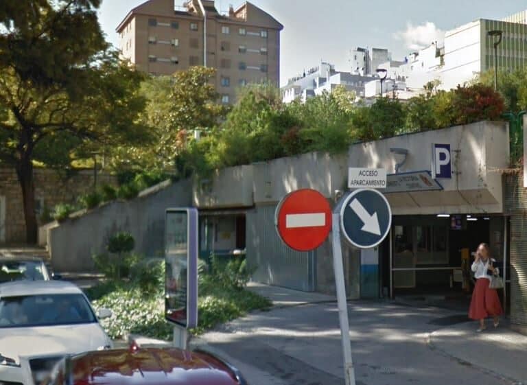Un hombre asalta desnudo y con una bolsa en la cabeza a una mujer en un parking de Jaén