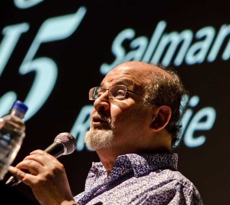 Irán culpa a Rushdie y niega su relación con el atacante que lo acuchilló